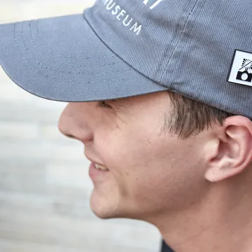 No flash pin on hat