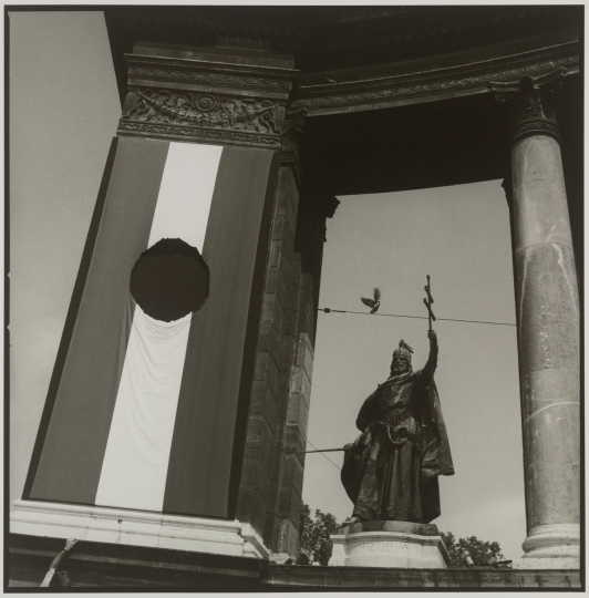 Sylvia Plachy's photo Transitional Hungarian flag, Budapest