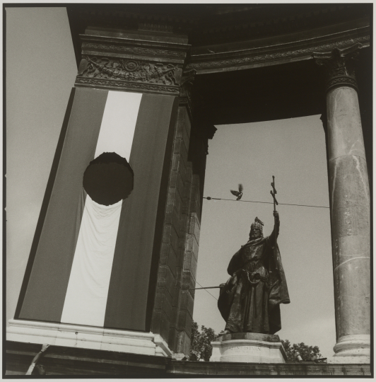 Sylvia Plachy's photo Transitional Hungarian flag, Budapest
