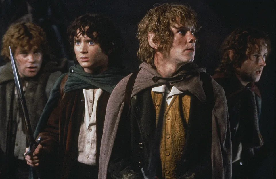 Samwise Gamgee（Sean Astin）左端、Frodo Baggins（Elijah Wood）左、Merry Brandybuck（Dominic Monaghan）右、Pippen Took（Billy Boyd）右端"ロードオブザリング：リングの遠征" （2001）