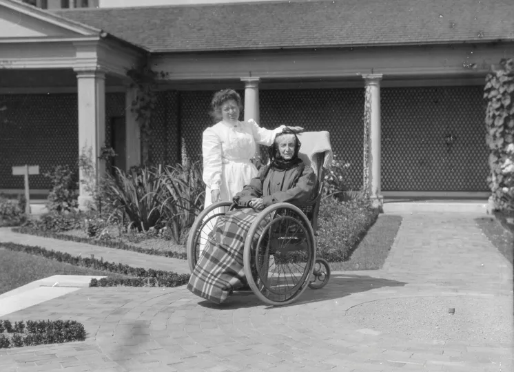 Maria Eastman in garden, 1905‐1907.